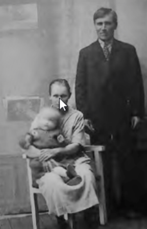 Соломон Хиетанен его жена Анна Мария и дочь  Килликки 1928.png