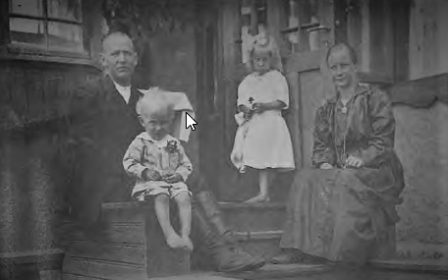 Эдвард и Ева Лемпяйнен и их дети Айли и Эйнари 1921.png