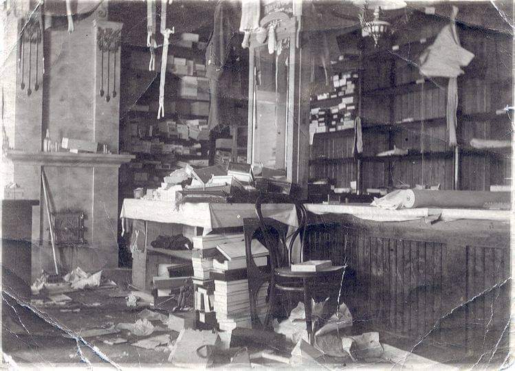 Последствия красного грабежа в магазине Матти Курппа в Каннельярви. 1918 год. ПЕЧЬ!