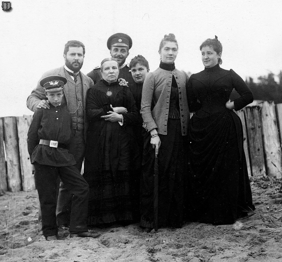 Александра Петровна Марсеру с семьей Л.Н.Бенуа.jpg