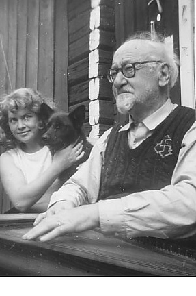 Илмари Кианто играет на кантеле, слушают его дочь Райя-Лииса и собака Векку, 1955 г. И. Кианто любил петь, особенно русские цыганские романсы