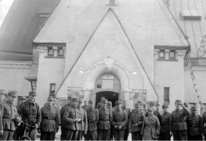 Финские солдаты у лютеранской кирхи. 1943 г.