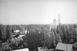Вид на православный храм с колокольни лютеранской кирхи.