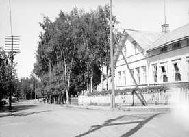 Аптека, за ней видно одно из школьных зданий. 1930-е гг.