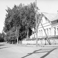 Аптека, за ней видно одно из школьных зданий. 1930-е гг.