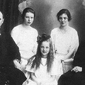 43. Настоятель церкви Тойво Бруммер с семьёй.