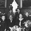 44. Настоятель церкви Онни Хямяляйнен с семьёй.