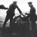 66. Финские пограничники за осмотром прибитой к берегу мины.