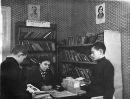 Зеленогорск. Начало 1950-х гг. В библиотеке. (5)