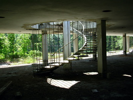 Винтовая лестница на открытых террасах ресторана «Олень».