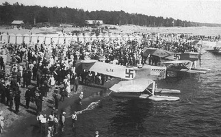 10. Авиационная выставка на берегу (1927)