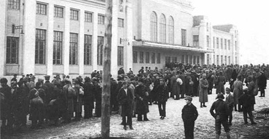 8. Кронштадтские беженцы в 1921 перед вокзалом
