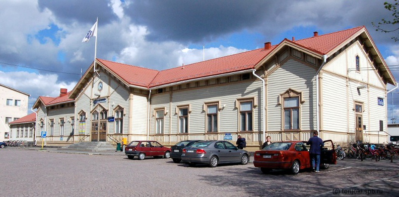 Oulu_railway_station_street.jpg