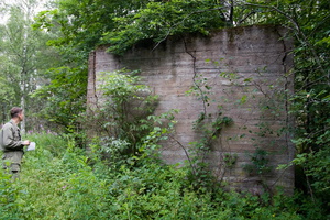 44. П-образная бетонная стенка в районе жилого городка.