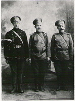 В центре фото – Дмитрий Иванович Колкунов. Расстрелян в 29 апреля 1918 г.