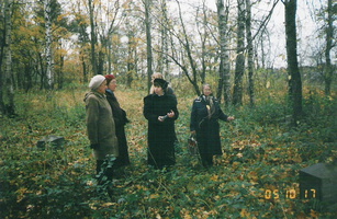 Внучки М.Т. Софийского и автор статьи на кладбище Сорвали. 1990-е гг.