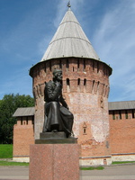 Памятник Ф.Коню на фоне Громовой башни