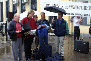 8. Финский хор, несмотря на дождь, спел музыкальное приветствие.