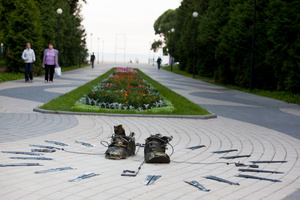 botinki-01: &quot;Ботинки неизвестного дачника&quot;, на центральной аллее зеленогорского парка