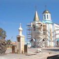 7. Новая церковь в пос. Ленинское и монумент перед ней.