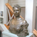 Скульптурный портрет Н. Б. Нордман в гостиной.
