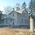 3. Дом и памятник В. М. Бехтереву перед ним.