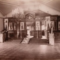 Вид иконостаса в деревянной церкви Во имя святого Александра Невского