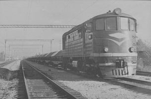 Kapitolovo 1975: Тепловоз серии ТЭ3 (в одну секцию) с грузовым поездом на станции Капитолово. 1975 год.