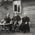 Kianto-01a: Илмари Кианто на свое даче в 1930-х гг. со своими друзями-священниками