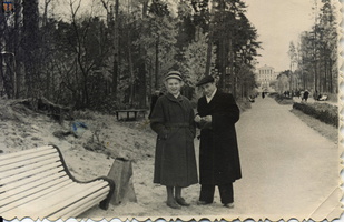 На аллее парка, 1960-е гг.