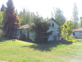 дом персонала, слева старые посадки елей. вероятно ст.фундамент.