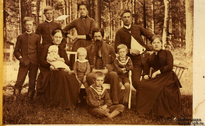 Ило Шрёдер  слева. родители и братья-сестры ок.1885.jpg