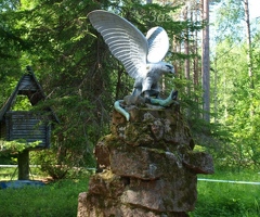 Скульптура прежнего санатория: орел