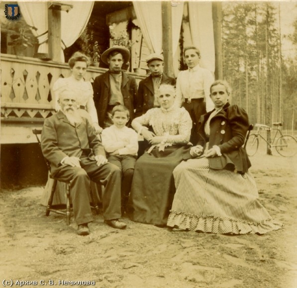 На даче в Усикирке, примерно 1900. .jpg