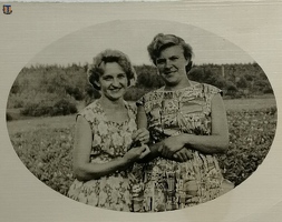 С сестрой Татьяной. Середина 1950-х годов