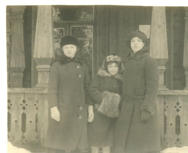 Кузины в Уусикиркко 28.3.1929.jpg
