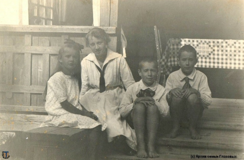 Павел Георгий и Соня Глазовы авг 1920 с губернанткой в Финляндии.jpg