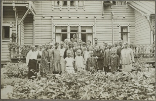 Харьюла 1926 коллективное фото железнодорожников у фасада дачи