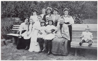Семья Пуни, 1908 год, Куоккала. Оля и Юля сидят у отца (Альберта Пуни) на коленках, Иван стоит за ним в шляпе
