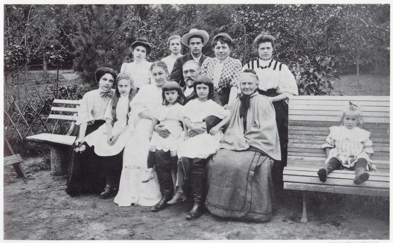 Семья Пуни, 1908 год, Куоккала. Оля и Юля сидят у отца (Альберта Пуни) на коленках, Иван стоит за ним в шляпе.jpg