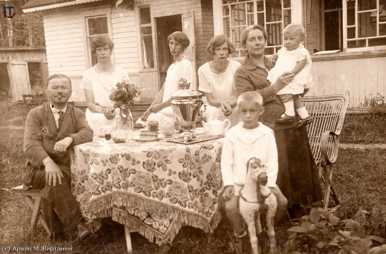 mv_Kuokkala_butcher_Roguschin with family_1927.jpg