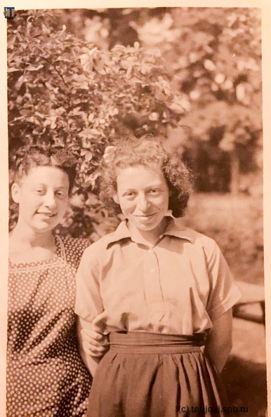 1948, Ида Копылова и Софа Гдалина.jpg