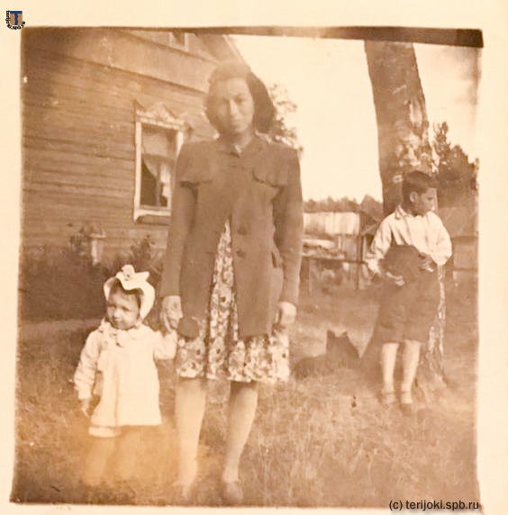 1949,во дворе дома,Ида Григорьевна и Влад Николаевич с дочкой Галей.jpg