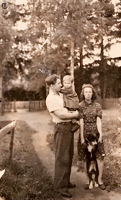 1949,во дворе дома,Ида Григорьевна и Влад Николаевич с дочкой Галей-2
