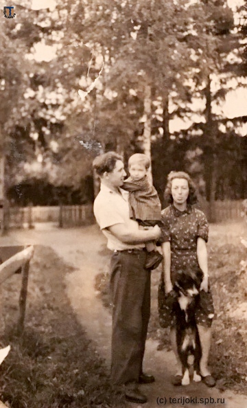 1949,во дворе дома,Ида Григорьевна и Влад Николаевич с дочкой Галей-2.jpg