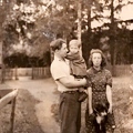 1949,во дворе дома,Ида Григорьевна и Влад Николаевич с дочкой Галей-2