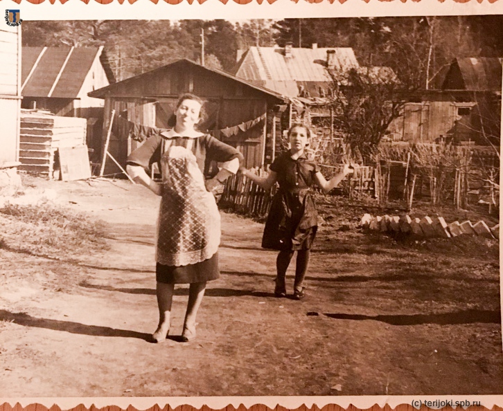 1950 e годы. Во дворе на Комсомольском переулке.jpg