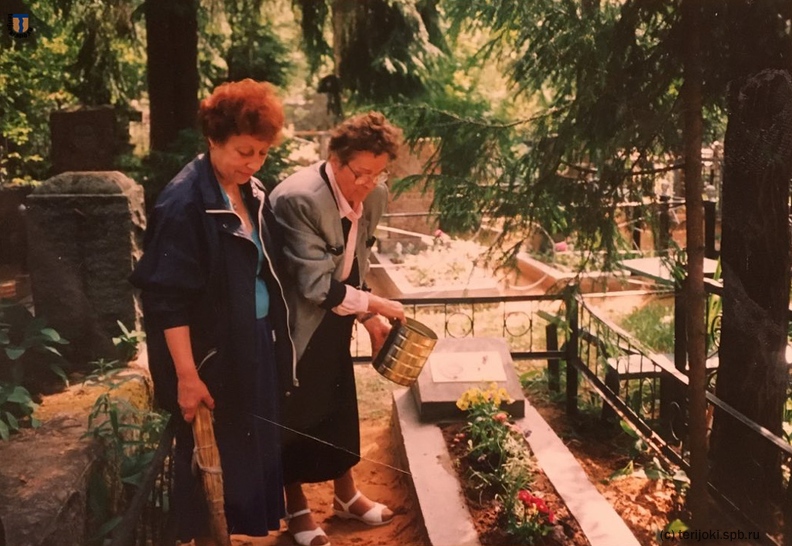 Мэри Костилайнен и Софа на могиле Муравьева Василия Петровича.jpg
