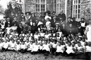 О.М.Михельсон среди детей и попечителей у здания санатория