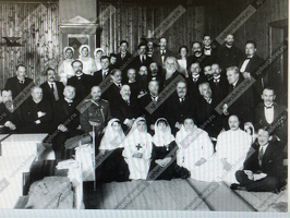 ЦГАКФФД Уч.18 Группа участников открытия лазарета ,во 2-м ряду 5-й слева С.М.Проппер -1914 г ФАБ